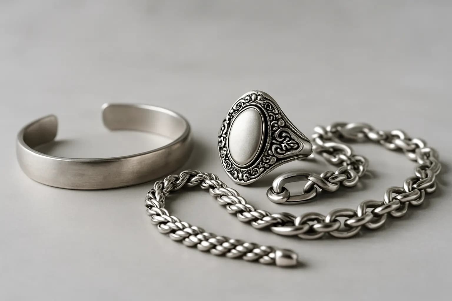 تصویر نگهداری و تمیز کردن نقره - مقاله مارول لایف